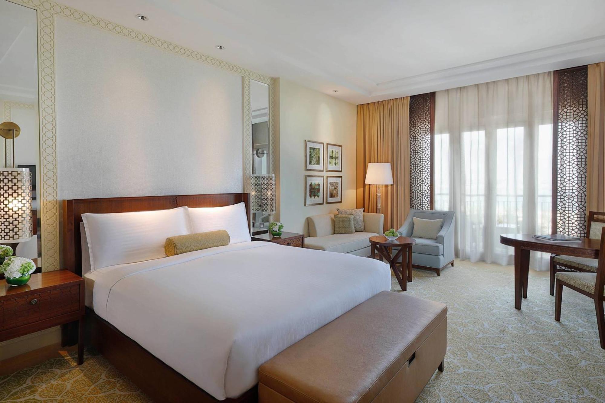 The Ritz-Carlton, Dubai Hotel Exterior photo A guest room at the Jumeirah Emirates Towers Hotel
